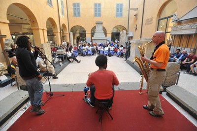 Flora's Show. Trio di parole, ritmi e suoni da & per l'Africa