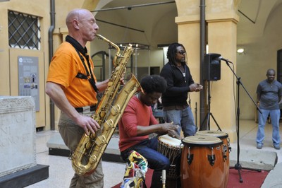 Flora's Show. Trio di parole, ritmi e suoni da & per l'Africa