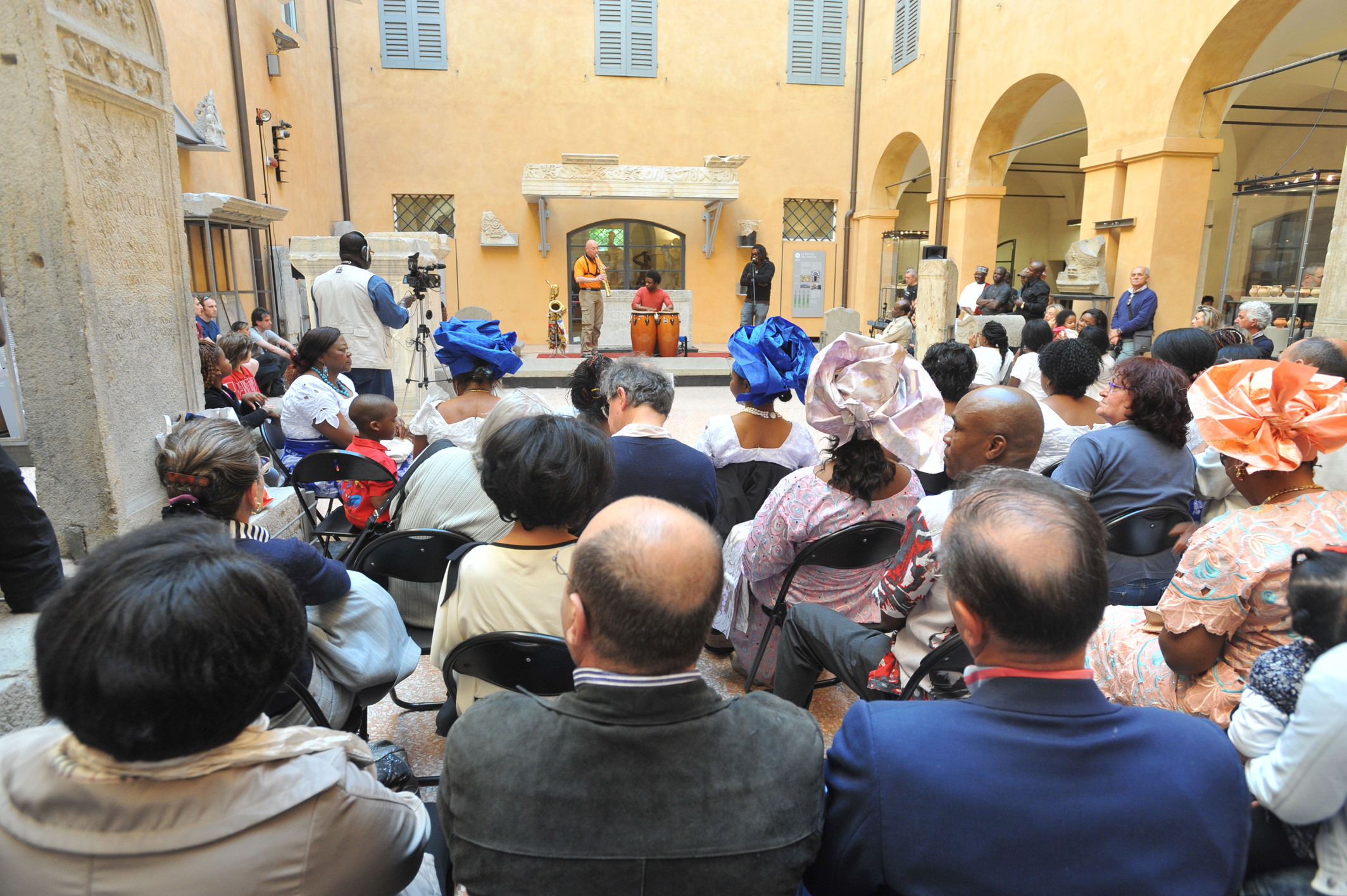 Flora's Show. Trio di parole, ritmi e suoni da & per l'Africa